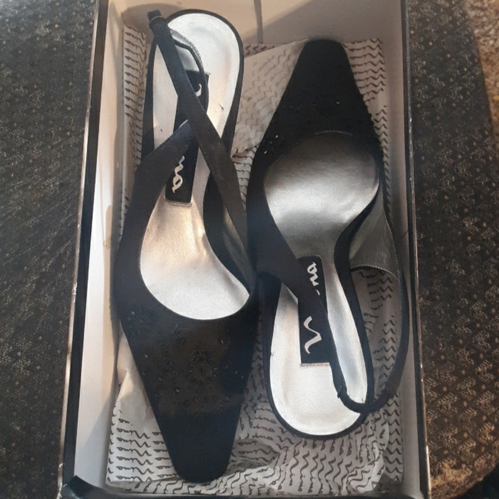 Nina Womens size 7M Black Luster